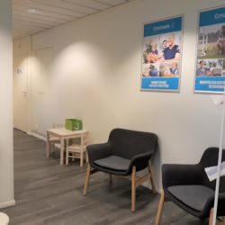 Coronaria kuntoutus-ja terapiapalvelut Raaseporin toimipisteen aulan oleskelutilasta kuva, jossa on pehmeitä nojatuoleja.