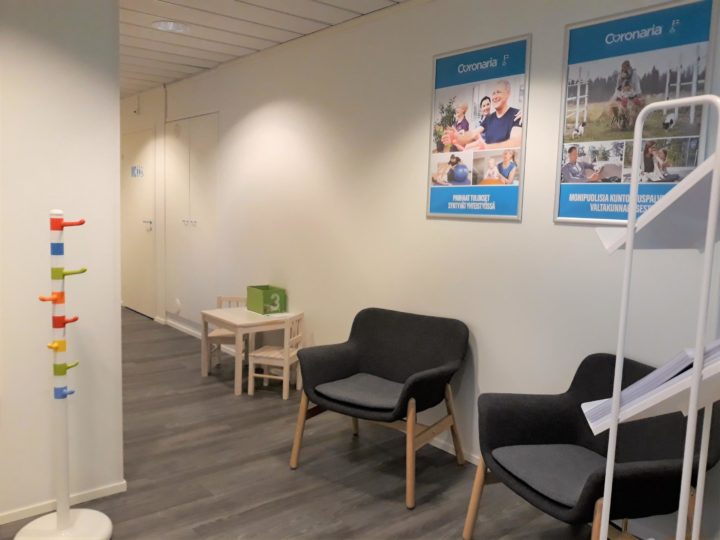 Coronaria kuntoutus-ja terapiapalvelut Raaseporin toimipisteen aulan oleskelutilasta kuva, jossa on pehmeitä nojatuoleja.
