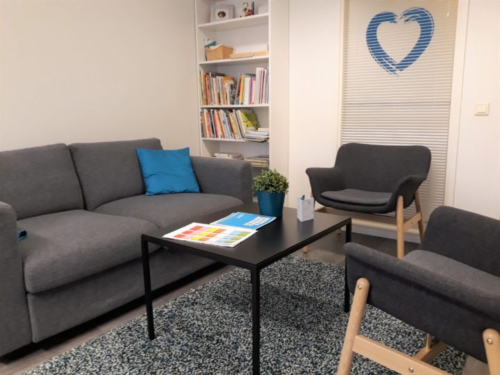 Coronaria kuntoutus-ja terapiapalvelut Raaseporin odotustila, jossa mukavan näköinen sohva ja pehmeät nojatuolit.
