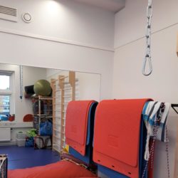 Coronaria kuntoutus-ja terapiapalvelut Raaseporin toimintasali, jossa paljon värikkäitä jumppamattoja ja muita jumppavälineitä.