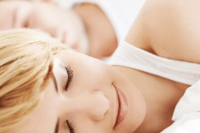 Pariskunta nukkumassa.