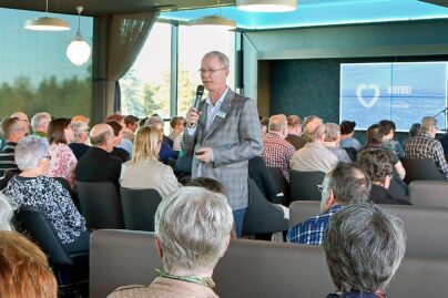 Dosentti Miikka Peltomaa pitämässä Unen yleisöluentoa.