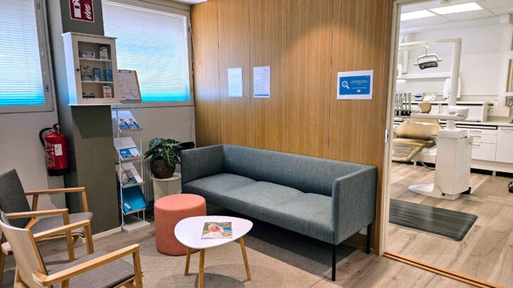 Coronaria Hammasklinikka Haminan odotusaula ja hoitohuone.