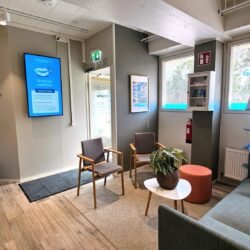 Coronaria Hammasklinikka Haminan aula, jossa tuoleja ja sohva.