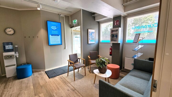 Coronaria Hammasklinikka Haminan aula, jossa tuoleja ja sohva.