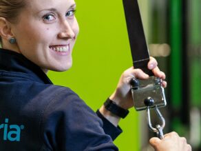 Coronarian naisfysioterapeutti hymyilee työskennellessään.