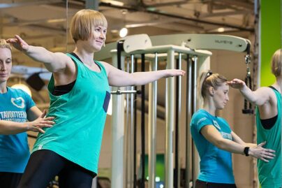 Coronarian fysioterapeutti työskentelemässä naisasiakkaan kanssa.