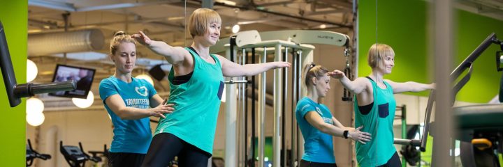 Coronarian fysioterapeutti työskentelemässä naisasiakkaan kanssa.
