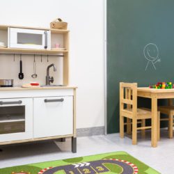 Coronaria kuntoutus- ja terapiapalvelut Oulun toimipisteen lasten terapiahuone, jossa leikkikeittiö ja muita leluja.