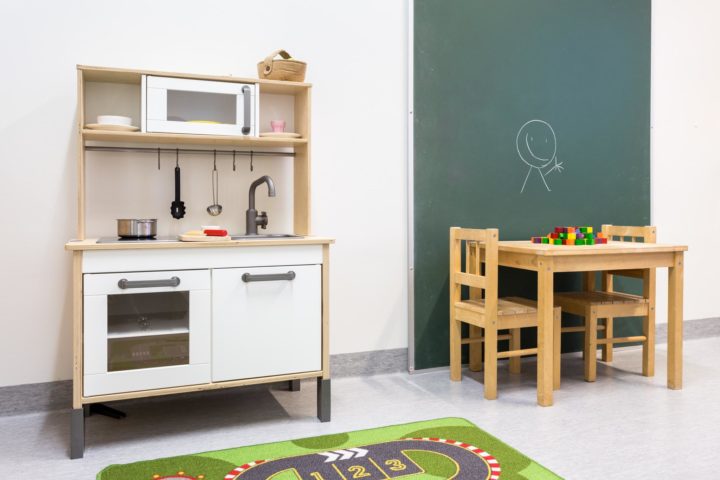 Coronaria kuntoutus- ja terapiapalvelut Oulun toimipisteen lasten terapiahuone, jossa leikkikeittiö ja muita leluja.