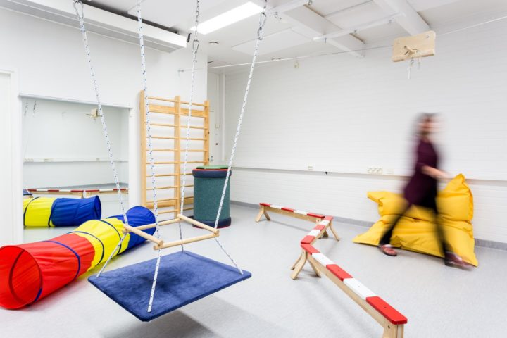 Coronaria kuntoutus- ja terapiapalvelut Oulun toimipisteen toimintasali, jossa erilaisia värikkäitä jumppavälineitä.