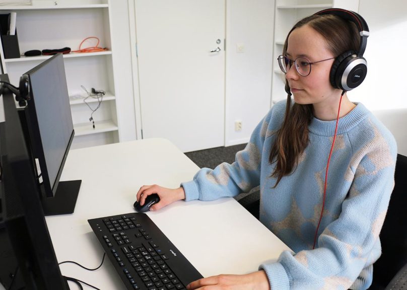 Etäpuheterapeutti Sanni Lahti työssään