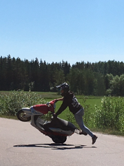 Laku kuntoutuja esittelee hienoja moponkäsittelytaitoja tiellä