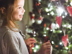 Lapsi hymyilee joulukuuselle.