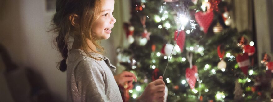 Lapsi hymyilee joulukuuselle.