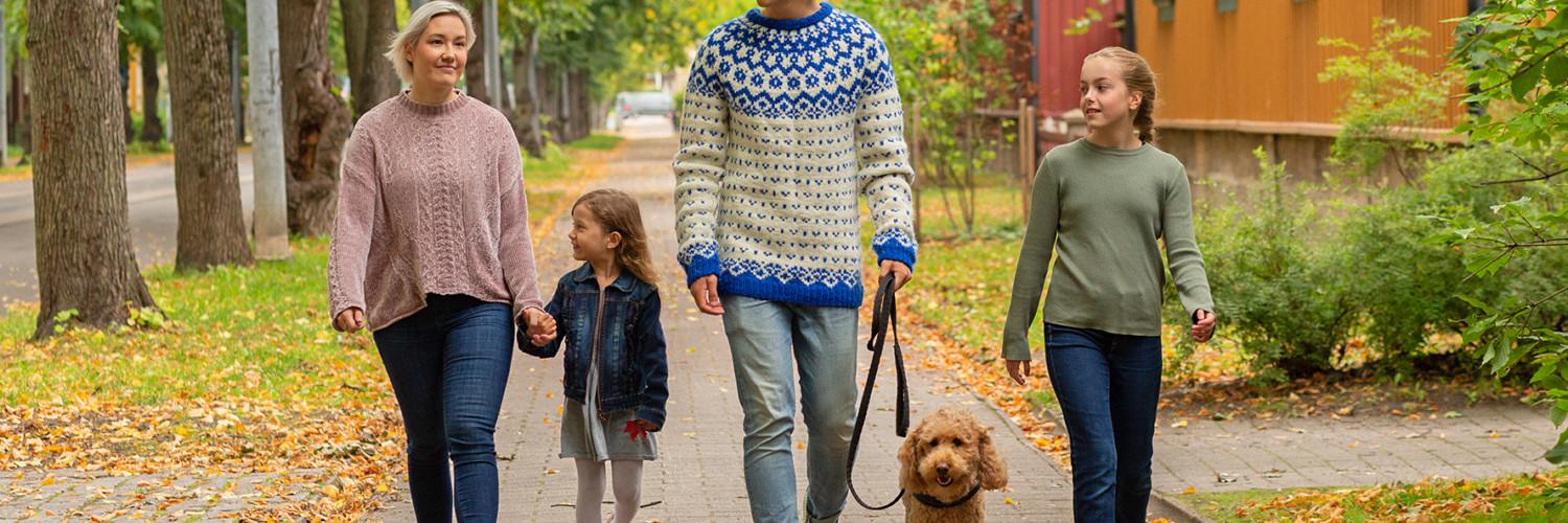perhe kavelee syksy maisema