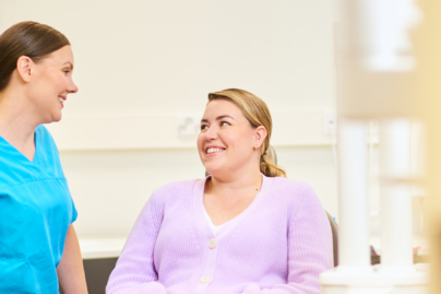 Coronarian hammaslääkäri ja asiakas vastaanotolla