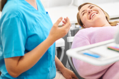 Potilas makaa hammaslääkärin tuolissa.