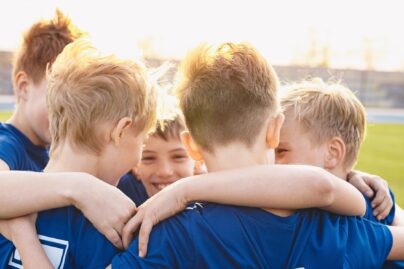 Jalkapalloa pelaavia lapsia