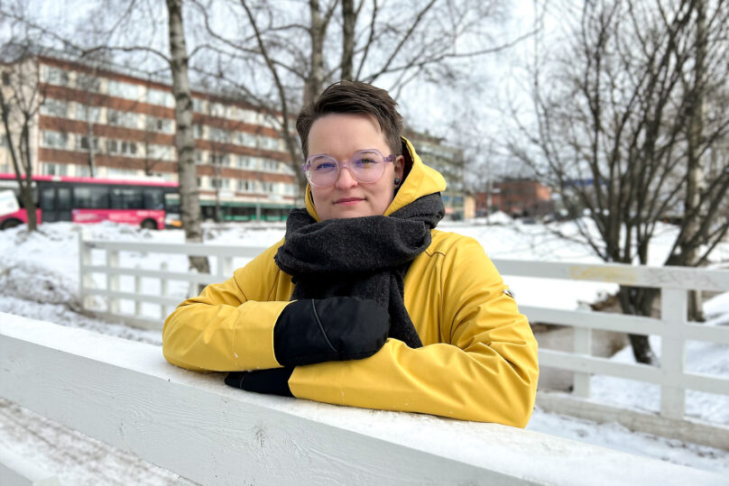 Hammasklinikan asiakas Riikka-Tiina talvisessa kaupunkimaisemassa