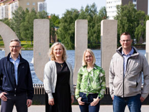 Arto Lamberg, Piia Pesola, Anssi Åkman ja Jaana Isohätälä Oulu-kirjainten edessä Ainolan puistossa.