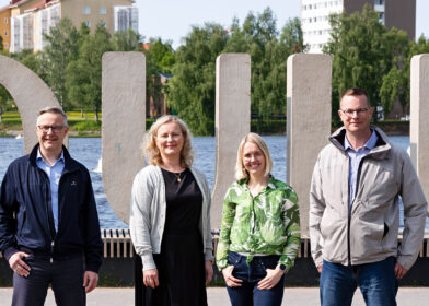 Arto Lamberg, Piia Pesola, Anssi Åkman ja Jaana Isohätälä Oulu-kirjainten edessä Ainolan puistossa.