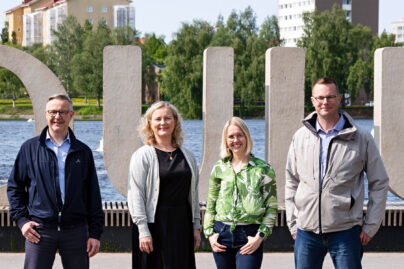 Arto Lamberg, Piia Pesola, Anssi Åkman ja Jaana Isohätälä Oulu-kirjainten edessä Ainolan puistossa.