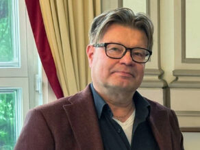 Puolilähikuvassa patologi Hannu Tuominen, joka on voittanut vuoden 2025 patologi -palkinnon.