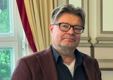 Puolilähikuvassa patologi Hannu Tuominen, joka on voittanut vuoden 2025 patologi -palkinnon.