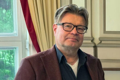 Puolilähikuvassa patologi Hannu Tuominen, joka on voittanut vuoden 2025 patologi -palkinnon.