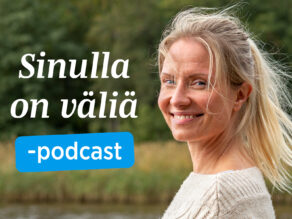 Coronaria Sinulla on väliä -podcast, nainen hymyilee ulkona