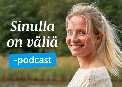 Coronaria Sinulla on väliä -podcast, nainen hymyilee ulkona
