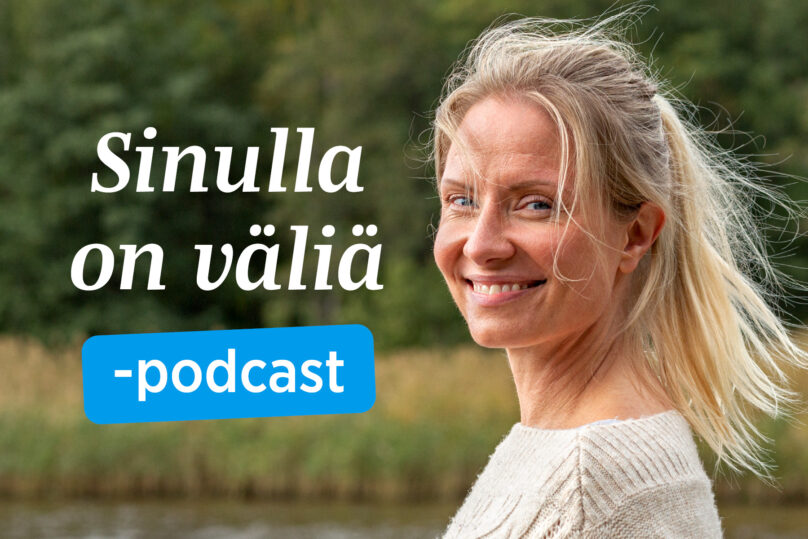 Coronaria Sinulla on väliä -podcast, nainen hymyilee ulkona