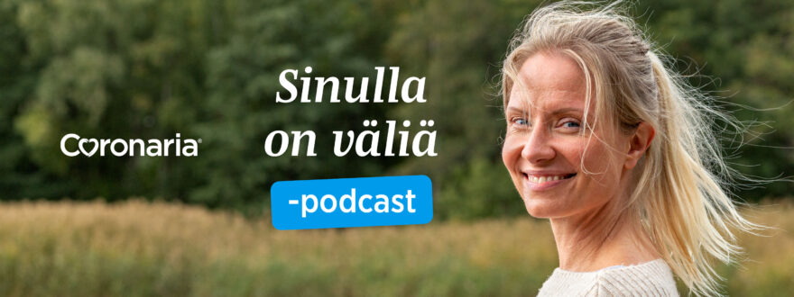 Coronarian Sinulla on väliä -podcast, nainen hymyilee ulkona