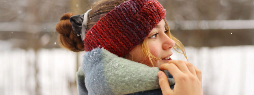 Nuori nainen hymyilee sivuprofiilissa