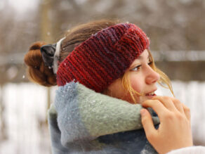 Nuori nainen hymyilee sivuprofiilissa