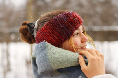 Nuori nainen hymyilee sivuprofiilissa