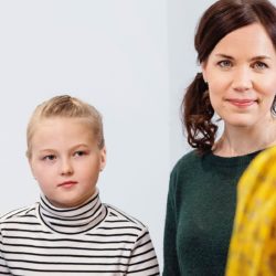 perhe keskustelemassa terapeutin kanssa