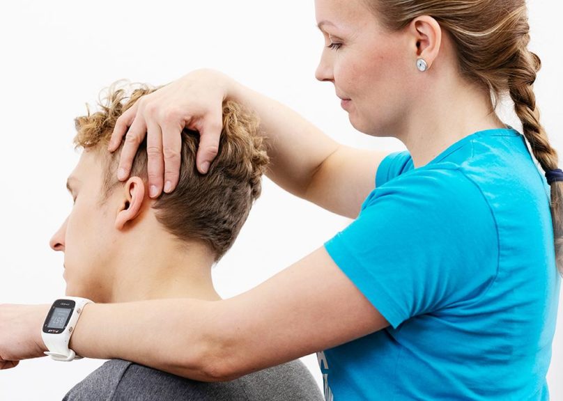 Coronarian fysioterapeutti tekee asiakkaalle passiivisia venytyksiä.