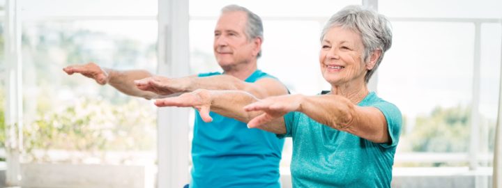 seniorinainen ja seniorimies tekevat tasapainoharjoituksia kadet suoristettuna eteenpain