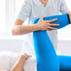 fysioterapeutti-tutkii-asiakkaan-jalkaa