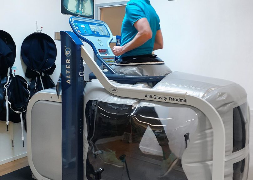 mies juoksemassa alterg erikoisjuoksumatolla