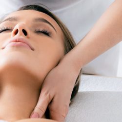 voice massage hieronta kaulan alueelle nainen rentoutumassa