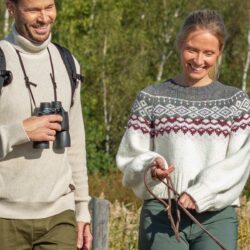 mies ja nainen kavelevat ulkona