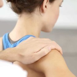 Miesterapeutti opastaa naisasiakasta fysioterapiassa.