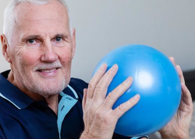 Vanhempi mies ja sininen jumppapallo