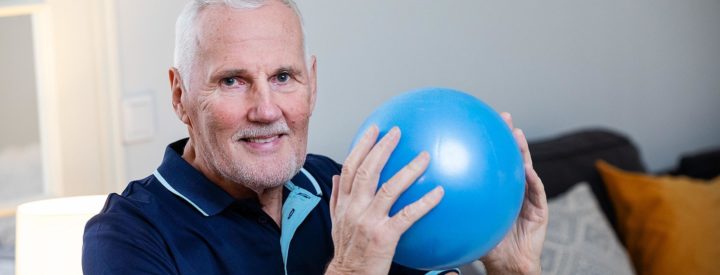 Vanhempi mies ja sininen jumppapallo