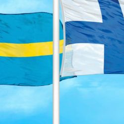 ruotsin ja suomen lippu liehuvat tangoissa ulkona