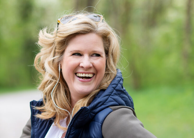 Tules-kuntoutuskurssille osallistunut nainen nauttii kivuttomammasta elämästä puistossa kävellen