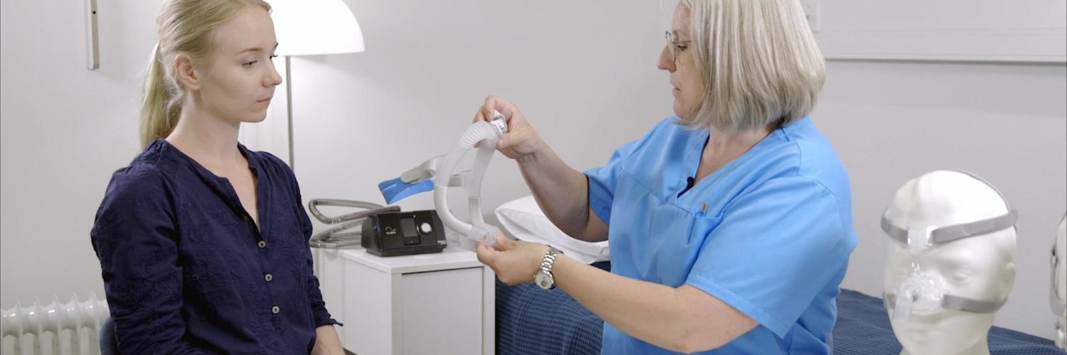 Coronaria Uniklinikalla CPAP-nenämaskin sovitus unihoitaja Sari Lehtimäen kanssa.